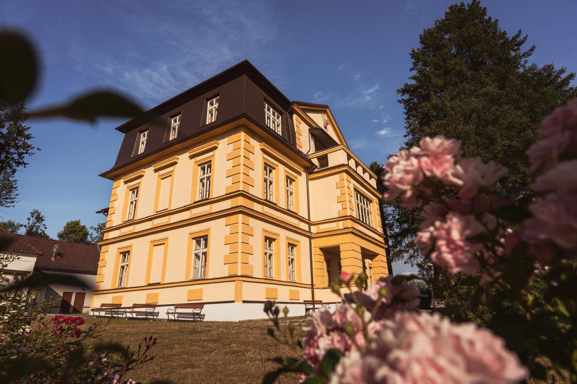 Zamecek Waldsteinovo Zatisi Hotel Svatoslav Buitenkant foto